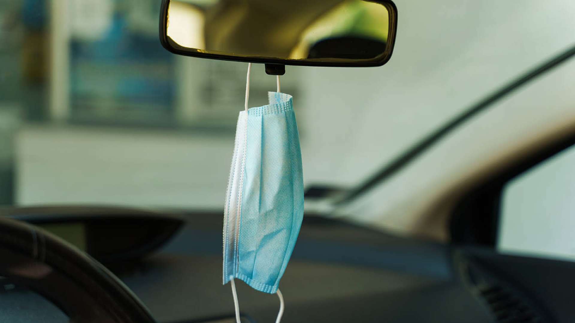mondkapje-auto-gevaarlijk-binnenspiegel